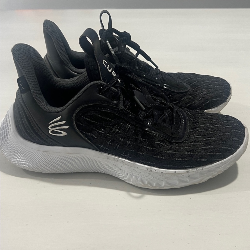 Men’s size 9 under Armour Curry Black Sneakers